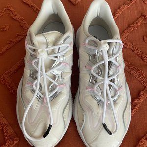 ❌ SOLD ❌ Women’s Adidas Ozweego Cream/White Size 7